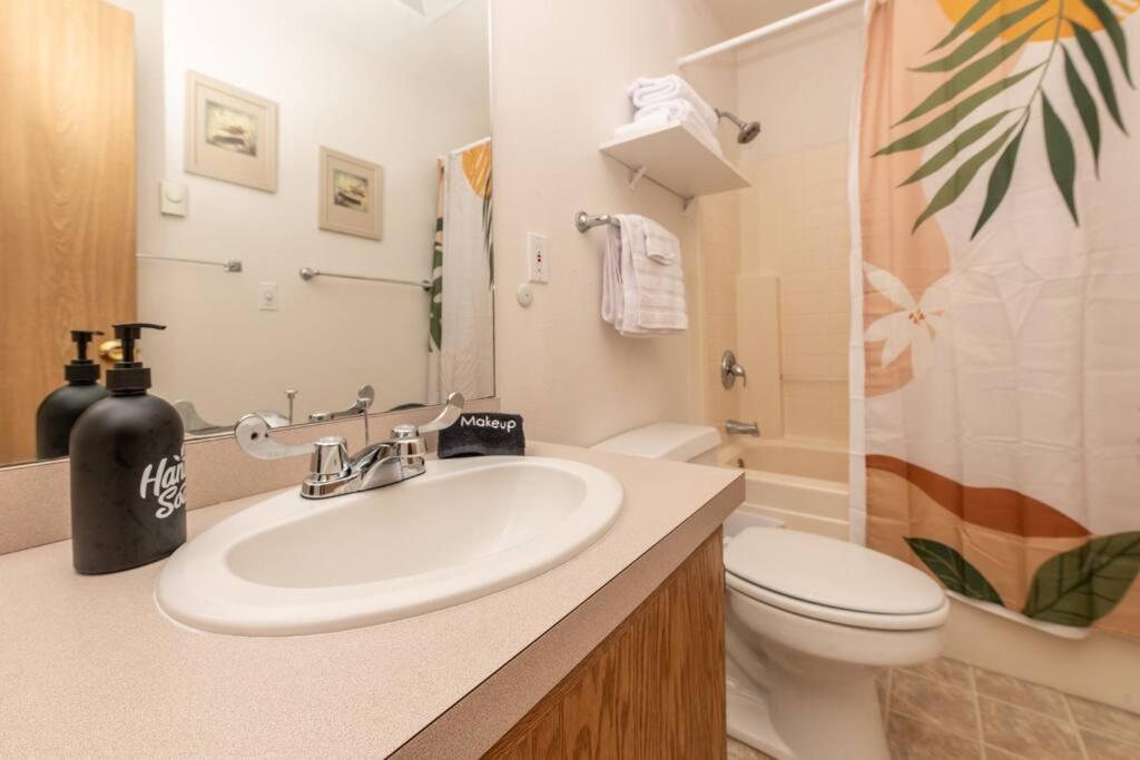 Cozy 2 Bedroom Condo Walking Distance From The Beach Ocean Shores Eksteriør billede